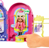 Barbie Extra Minis, extra minidocka och boutique-lekset, garderob med skåp, hyllor, speglar, 360-plattform, extra minidocka med rosa hårtillbehör, HHN15