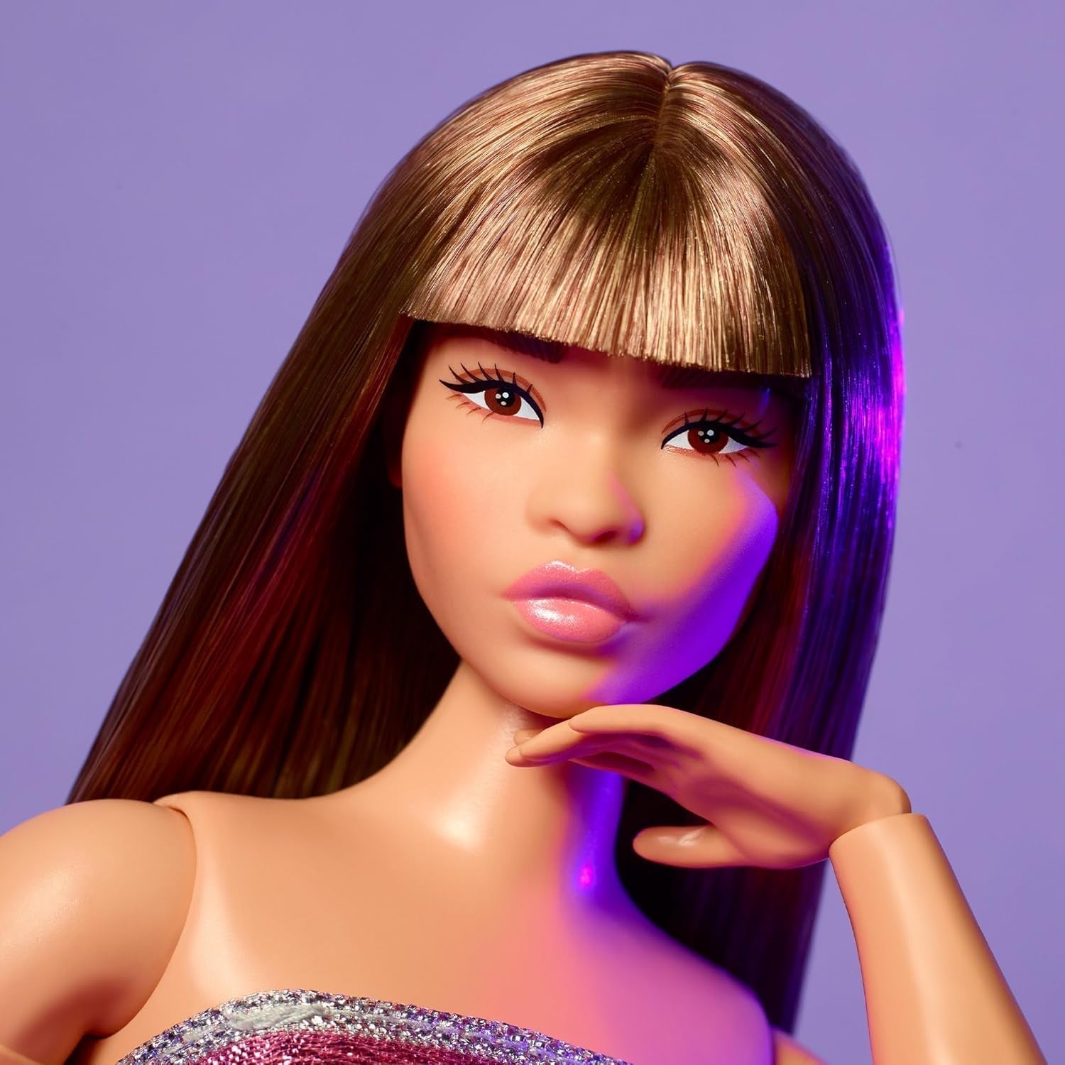 Barbie Looks Doll, samlarfigur nr. 24 med brunt hår och modernt Y2K-mode, glittrande axelbandslös klänning med höga klackar, HRM16 Naty Shop Dolls