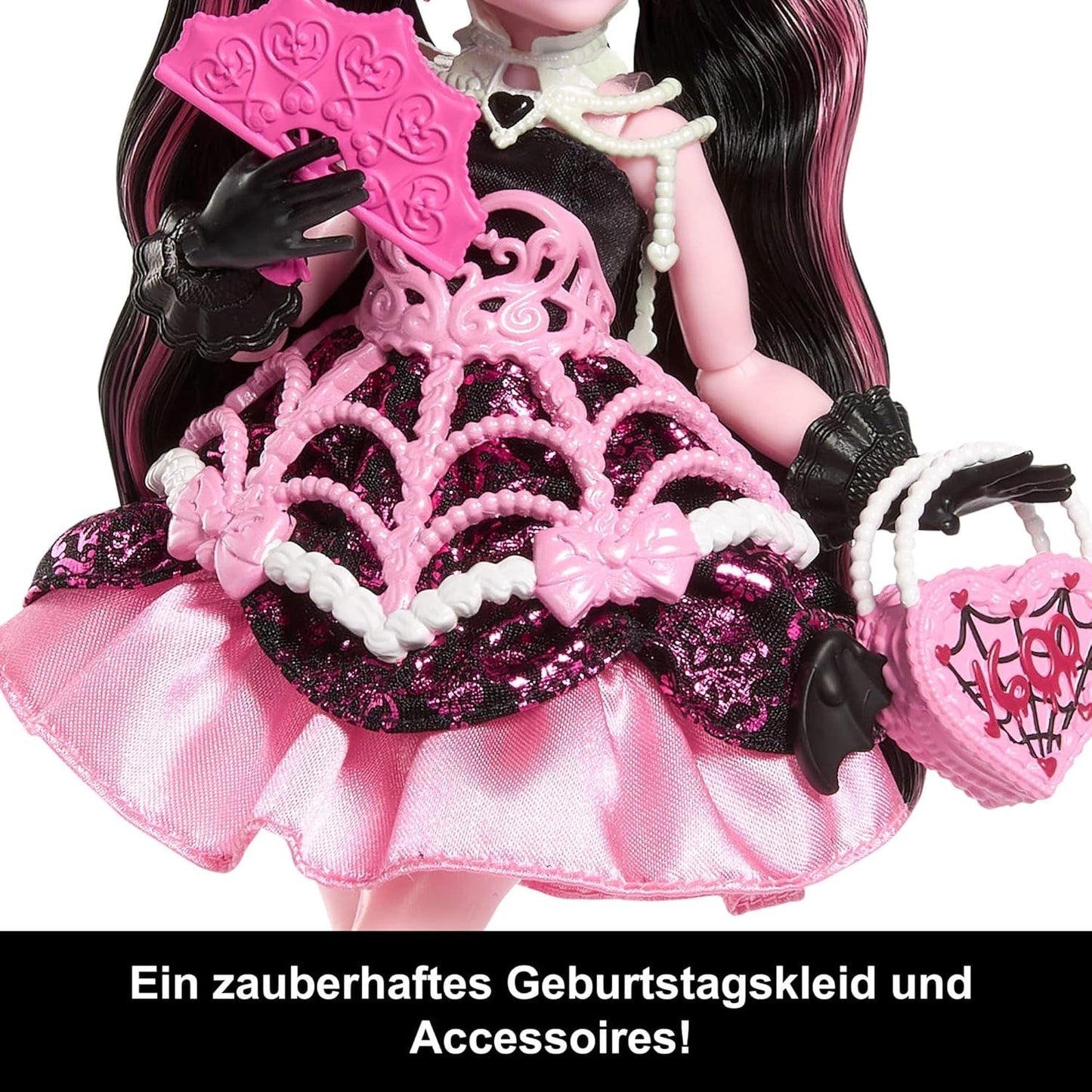 Läskig och söt Monster High födelsedagsdocka Draculaura i en rosa festklänning med tillbehör med teman som inbjudan, ballong, present, fans och mer, JBG74