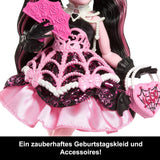 Läskig och söt Monster High födelsedagsdocka Draculaura i en rosa festklänning med tillbehör med teman som inbjudan, ballong, present, fans och mer, JBG74