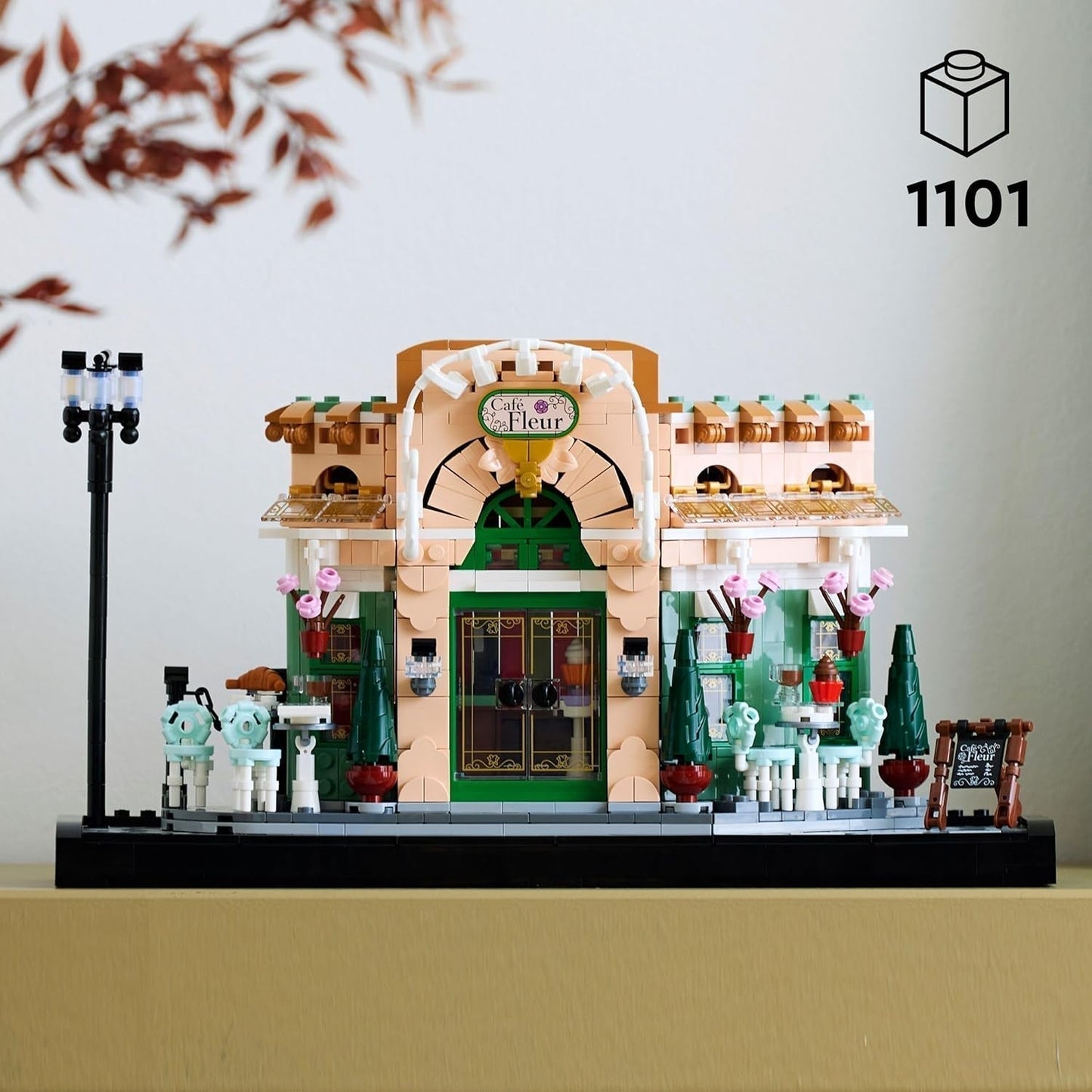 LEGO Icons French Café - Dekorationer för vardagsrum eller kontor - Byggset för vuxna inklusive pittoresk fasad, hängande blomkruka och stolar - Present för män och kvinnor 10362 Byggset Besuche den LEGO-Store