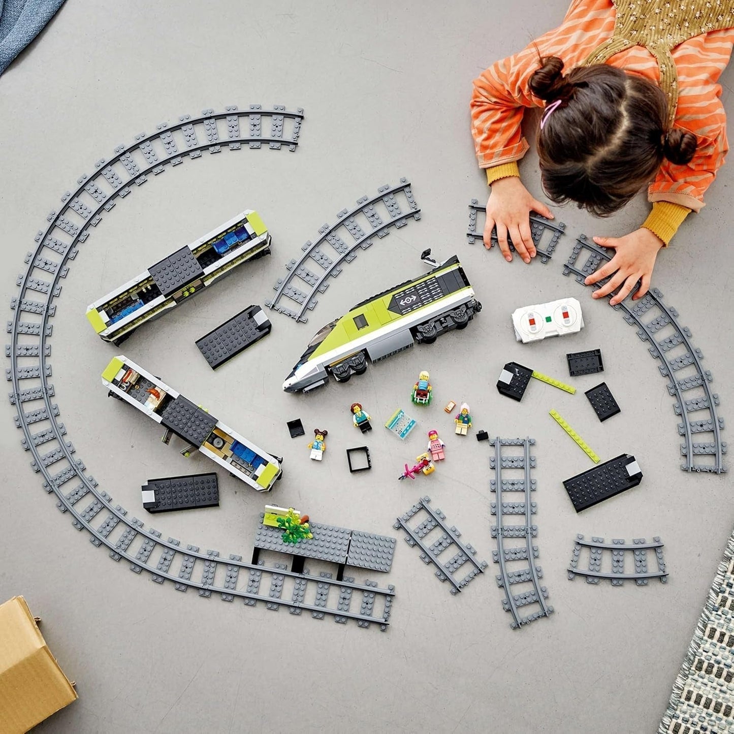 LEGO City Passenger Express Train, fjärrstyrt tågset, järnvägsleksak med strålkastare, 2 vagnar och 24 spårelement, present till barn, pojkar och flickor 60337 Byggset Besuche den LEGO-Store