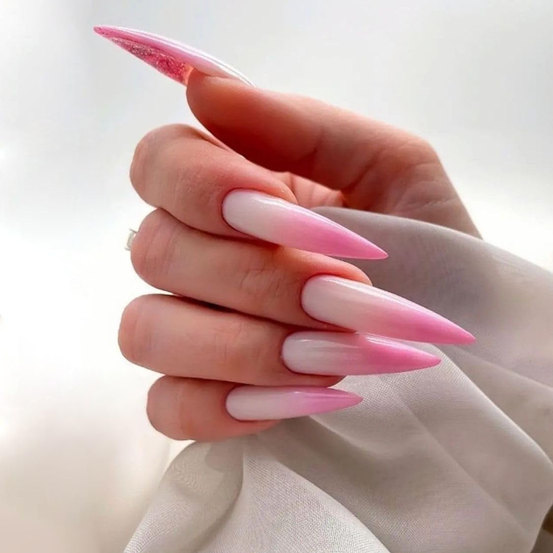 Mouyouglow Långa naglar Stiletto Milky White Gradient Rosa Glitter Coola falska naglar med lim Rosa Ombre Glitter konstgjorda naglar
