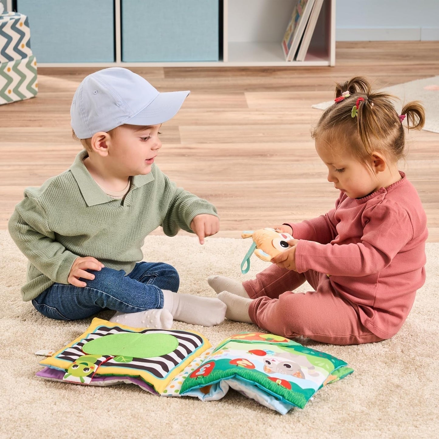 VTech Baby My big plyschbok - Känn och känn bok/bok med musik och ljud - Tygbok med rörliga element - Leksak för motoriska och sensoriska färdigheter - För bebisar och barn i åldern 3-24 månader Bebe Naty Shop Toys