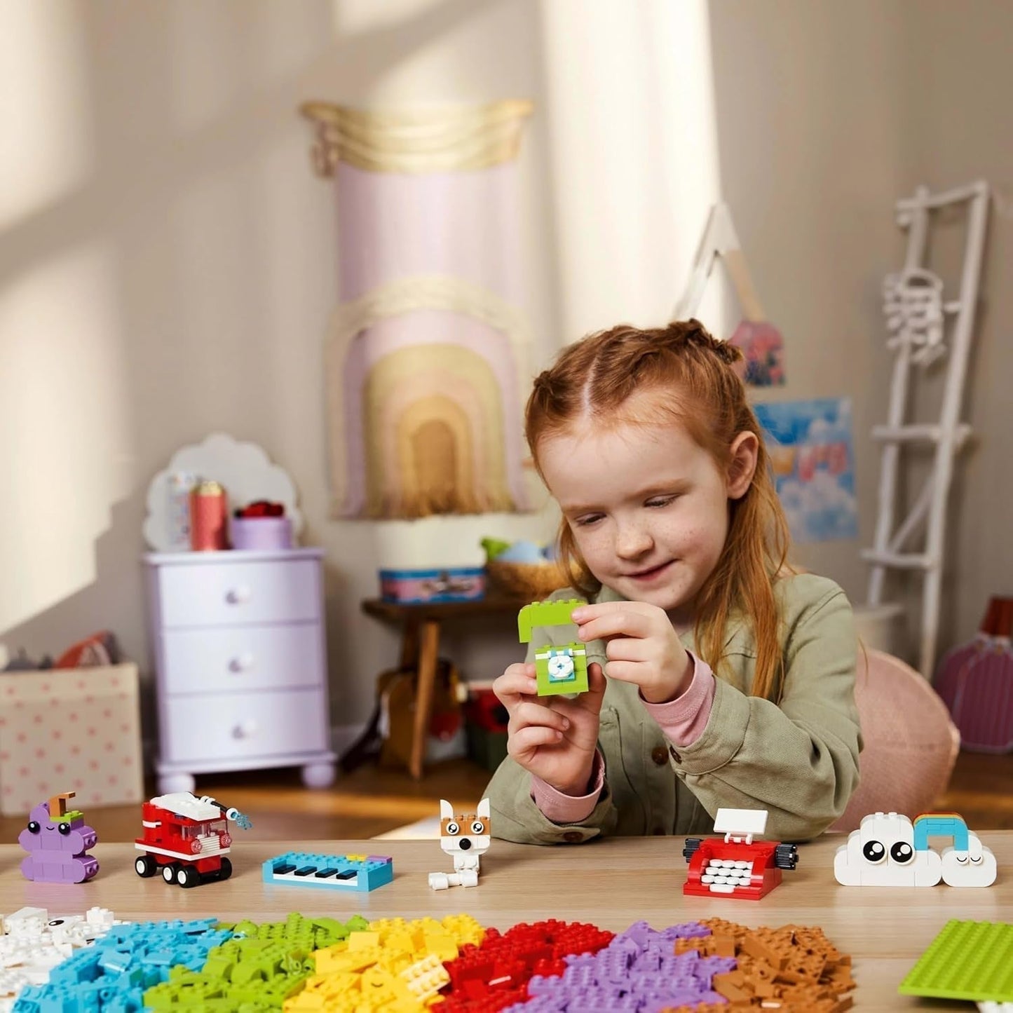 LEGO Classic kreativt set för att bygga och leka - set med färgade klossar - bygg ett hus, en hund, en rolig bil, ett pianoklaviatur och en regnbåge - pysselset för pojkar och flickor från 5 år Byggset Besuche den LEGO-Store