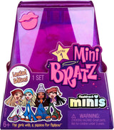 Bratz Miniverse MGA:s Y2K Nostalgia Flashback Minis Limited Edition Dolls - SURPRISE PACK - 2 Bratz Mini Dolls and Display Case - Fantastisk present till barn och samlare 6+