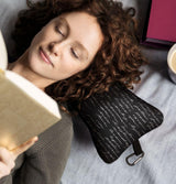 Moses. libri_x Mini Reading Pillow Classics - Resekudde med praktisk karbinhake, kompakt kudde för bilar, flygplan och strandbesök, Ergonomisk design resekudde
