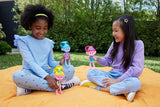 Mattel DREAMWORKS TROLLS United We Stand - Chenille Hairy Surprises Doll med gnistrande blått hår, lila pannband, från 3 år och uppåt, HNF15
