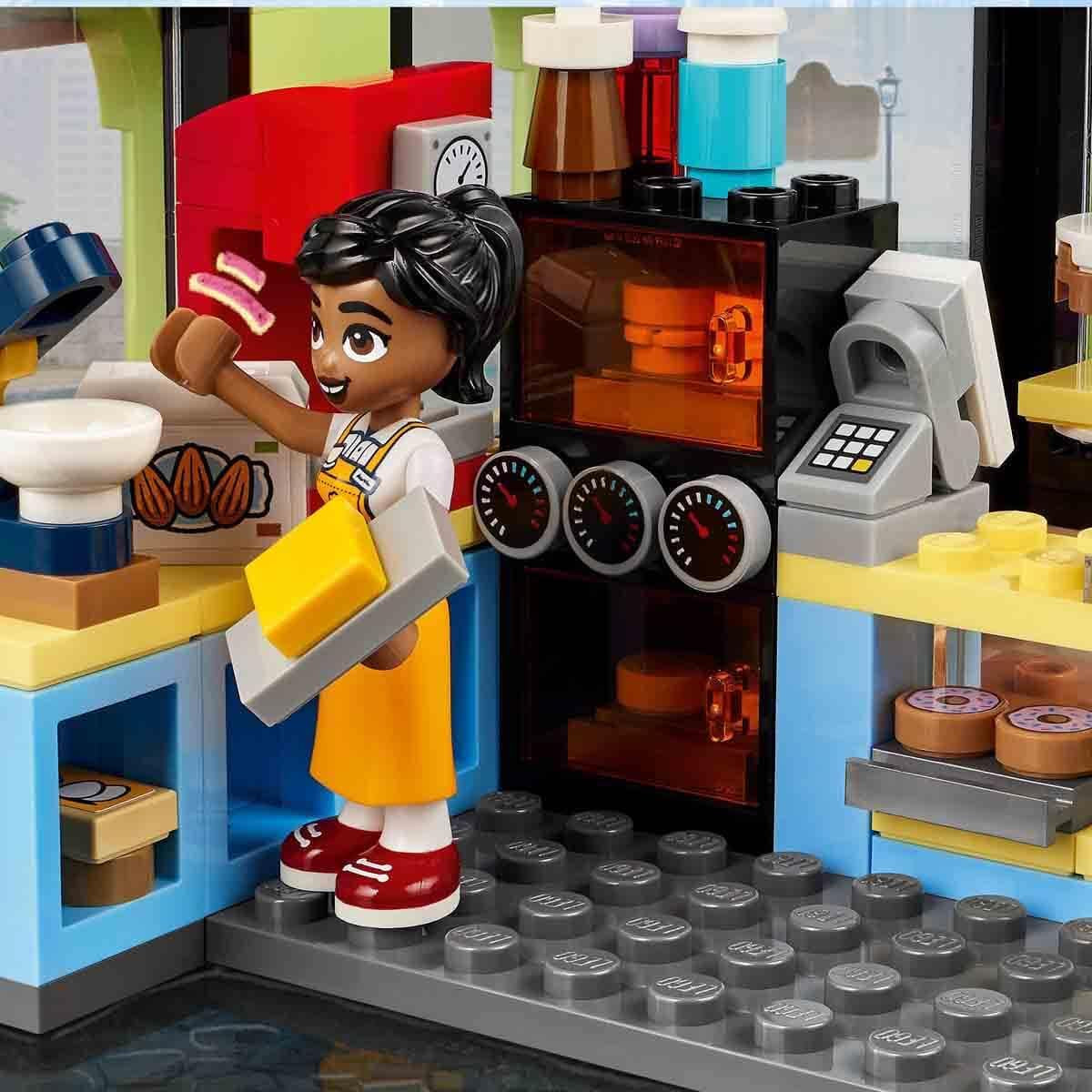 LEGO Friends Heartlake City Café, barnleksak, leksaksbageri, presentidé för flickor och pojkar 6+, set med 3 lekfigurer och hundfigur 42618 Byggset Besuche den LEGO-Store