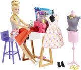 Barbie HDY90 - modedesignerdocka (30,40 cm) och studio, 25+ design- och modeaccessoarer, designskrivbord, stol, symaskin, tygmodell, skyltdocka med mera, leksaker från 3 år Naty Shop Dolls
