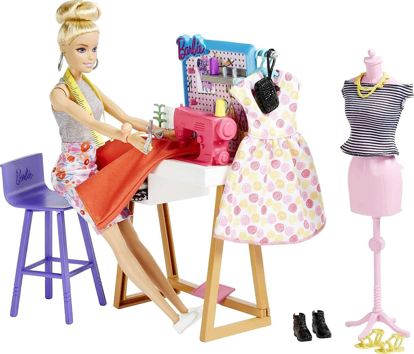 Barbie HDY90 - Modedesignerdocka (30,40 cm) och studio, 25+ design- och modeaccessoarer, designskrivbord, stol, symaskin, textilprover, skyltdocka och mer, leksak för åldrarna 3 och uppåt
