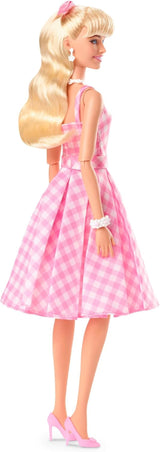 Barbie Doll Filmdockan i rosa och vit klänning och tusensköna halsband Margot Robbie Samlarleksak för 3 år HPJ96