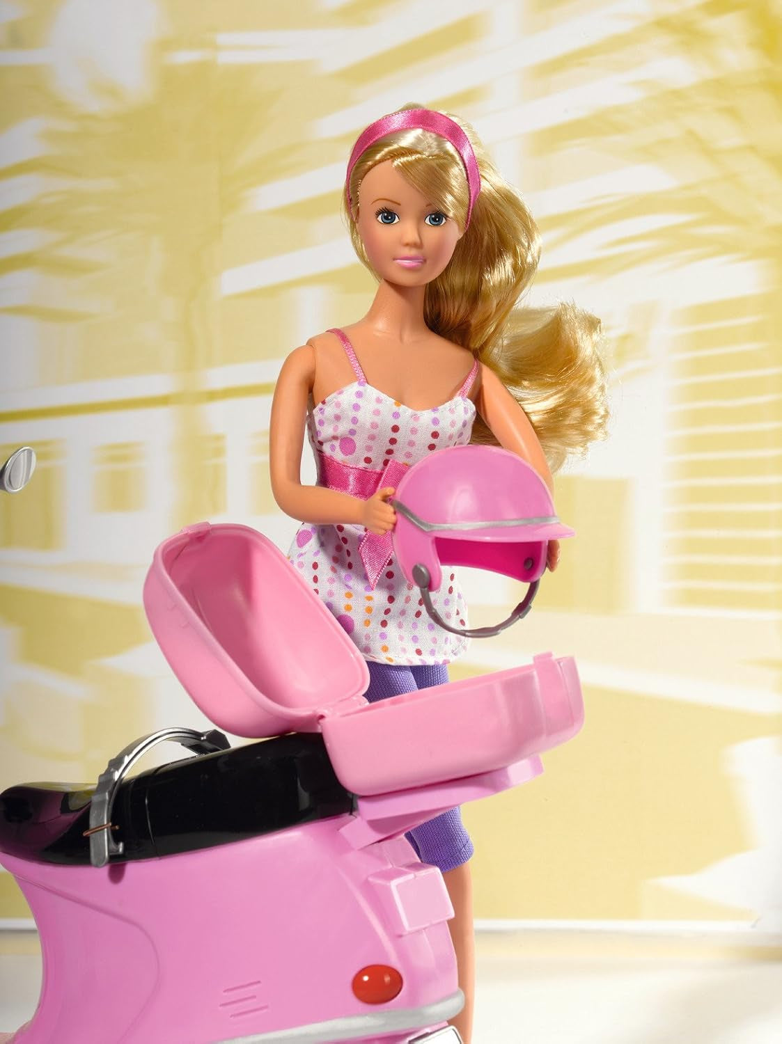 Simba 105730282 - Steffi Love Chic City Scooter, Steffi med Rosa Scooter med hjälm och hjälmfack, Modedocka, 29cm, För barn 3+