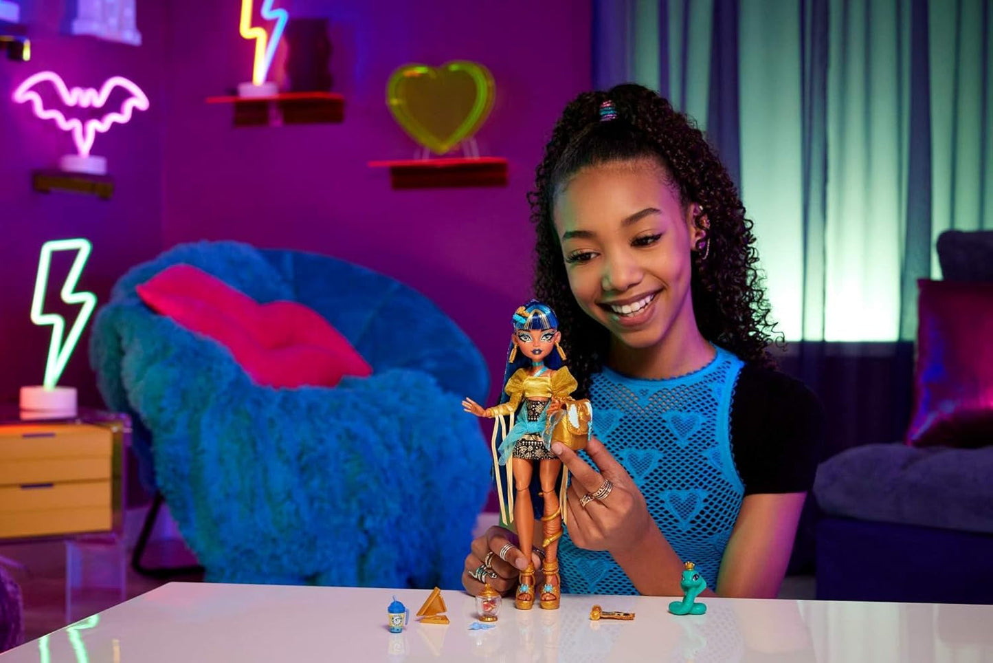 Monster High Cleo De Nile Doll i guldblus och lagerkjol, inkluderar Cobra Hissette Pet och tillbehör som ryggsäck, mellanmål och pappersrulle, HXH74 Naty Shop Dolls