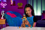 Monster High Cleo De Nile docka i guldblus och lagerkjol, inkluderar Hissette cobra och tillbehör som en skolväska, ett mellanmål och en rulle toalettpapper, HXH74