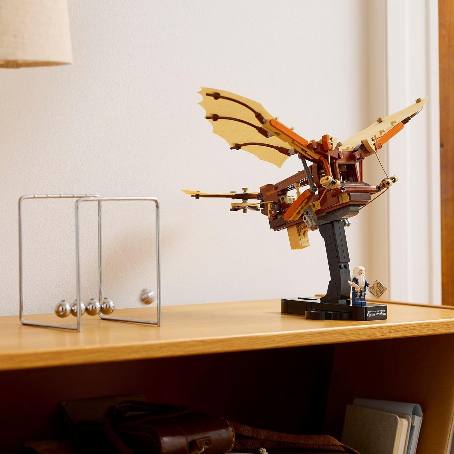 LEGO Icons Leonardo Da Vincis flygmaskin med flaxande vingar - Inkluderar minifigur och stativ - Byggset för vuxna - Heminredningsset - Presentidé - 10363 Byggset Besuche den LEGO-Store