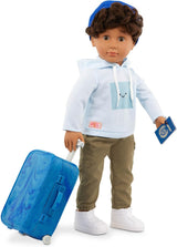 Vår generation - Milo - 46 cm pojkdocka - naturtrogna bruna ögon och lockigt brunt hår - bagage på hjul och resetillbehör - låtsaslek - leksak för åldrarna 3 och uppåt