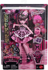 Läskig och söt Monster High födelsedagsdocka Draculaura i en rosa festklänning med tillbehör med teman som inbjudan, ballong, present, fans och mer, JBG74