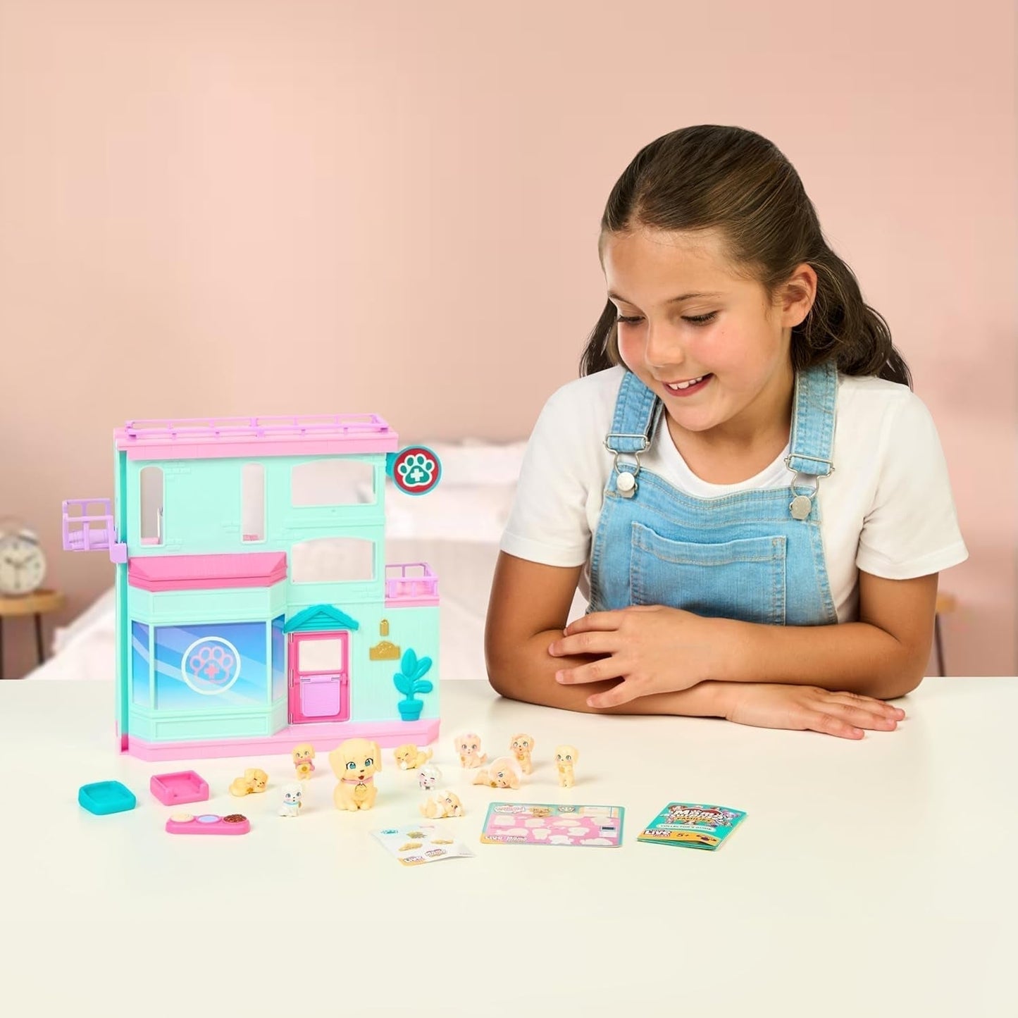 Little Live Pets Mama Surprise Families Baby Clinic lekset, 3 retrievervalpar ingår, Magic, dubbelsidigt lekset (27,8 cm B, 23,8 cm H). Mata, bada och leka, present till barn Actionfigurer Naty Shop
