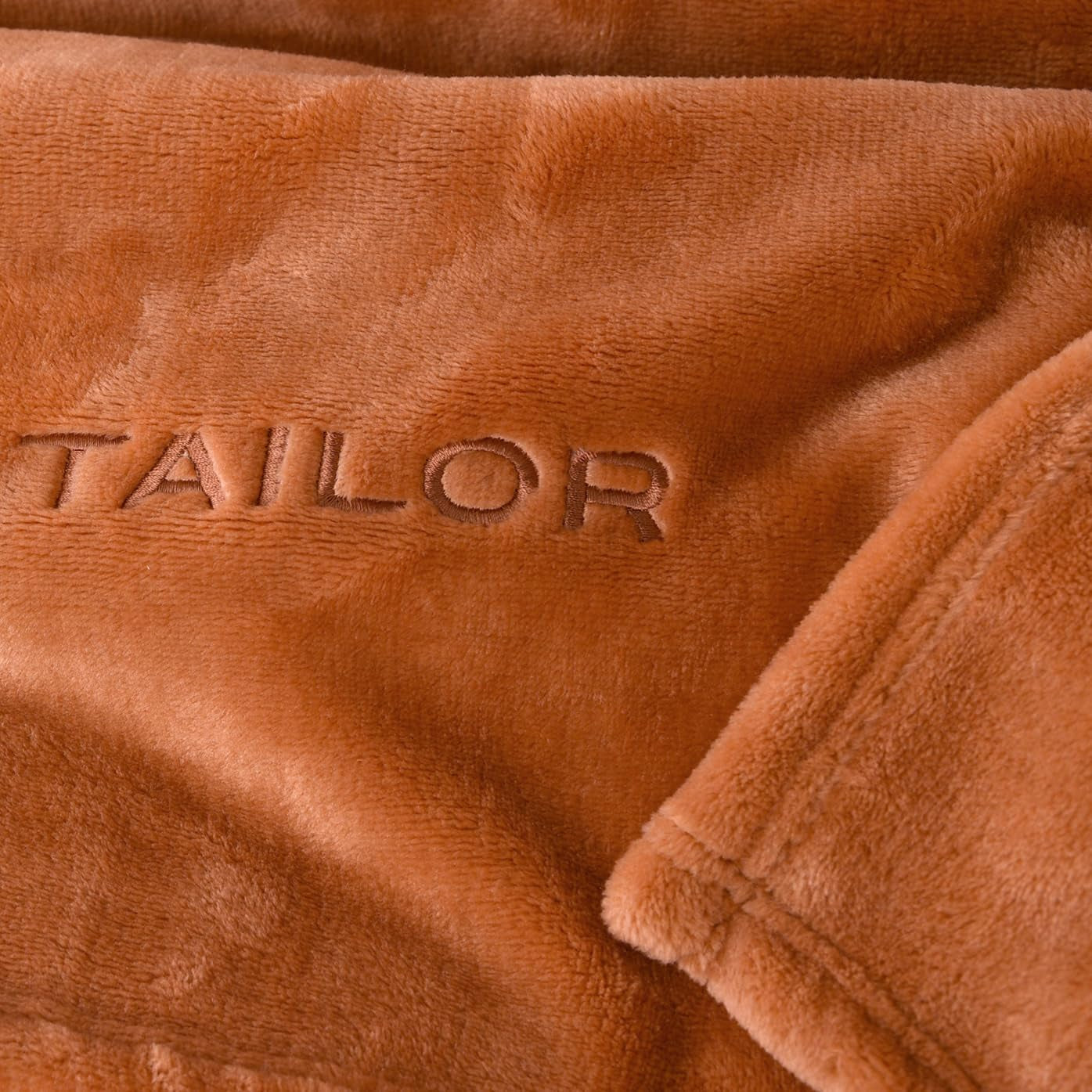 TOM TAILOR Wellsoft Filt, 150X200 Cm, 100% Polyester/ Wellsoft, broderad med logotyp, WELLSOFT BLANKET Orange (Warm Coral) Filtar och täcken Naty Shop
