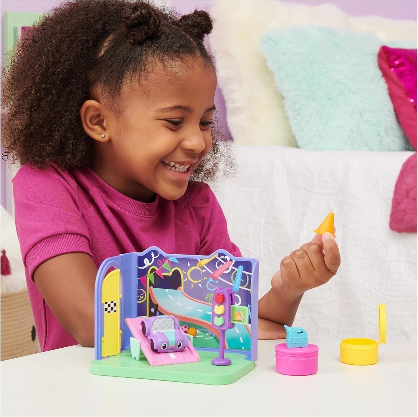 Gabby's Dollhouse Deluxe-rum, Purr-Ific-lekrum, lekrum med Carlita-leksaksbil, 2 möbler och 2 överraskningslådor med tillbehör, lämplig för åldrarna 3+ Naty Shop Dollhouses