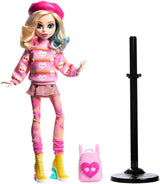 Monster High onsdagsdocka och tillbehör, Enid Sinclair samlarfigur i rosa med basker och ryggsäck, dockställ, HXJ05 Naty Shop Dolls