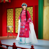 BARBIE Lunar New Year Barbie Puppe - Traditionelles Kleid in glücksbringendem Rot mit Pfingstrosenmuster, cyanblaue Schuhe mit pinken Troddeln, inspiriert von der Peking-Oper, HRM57