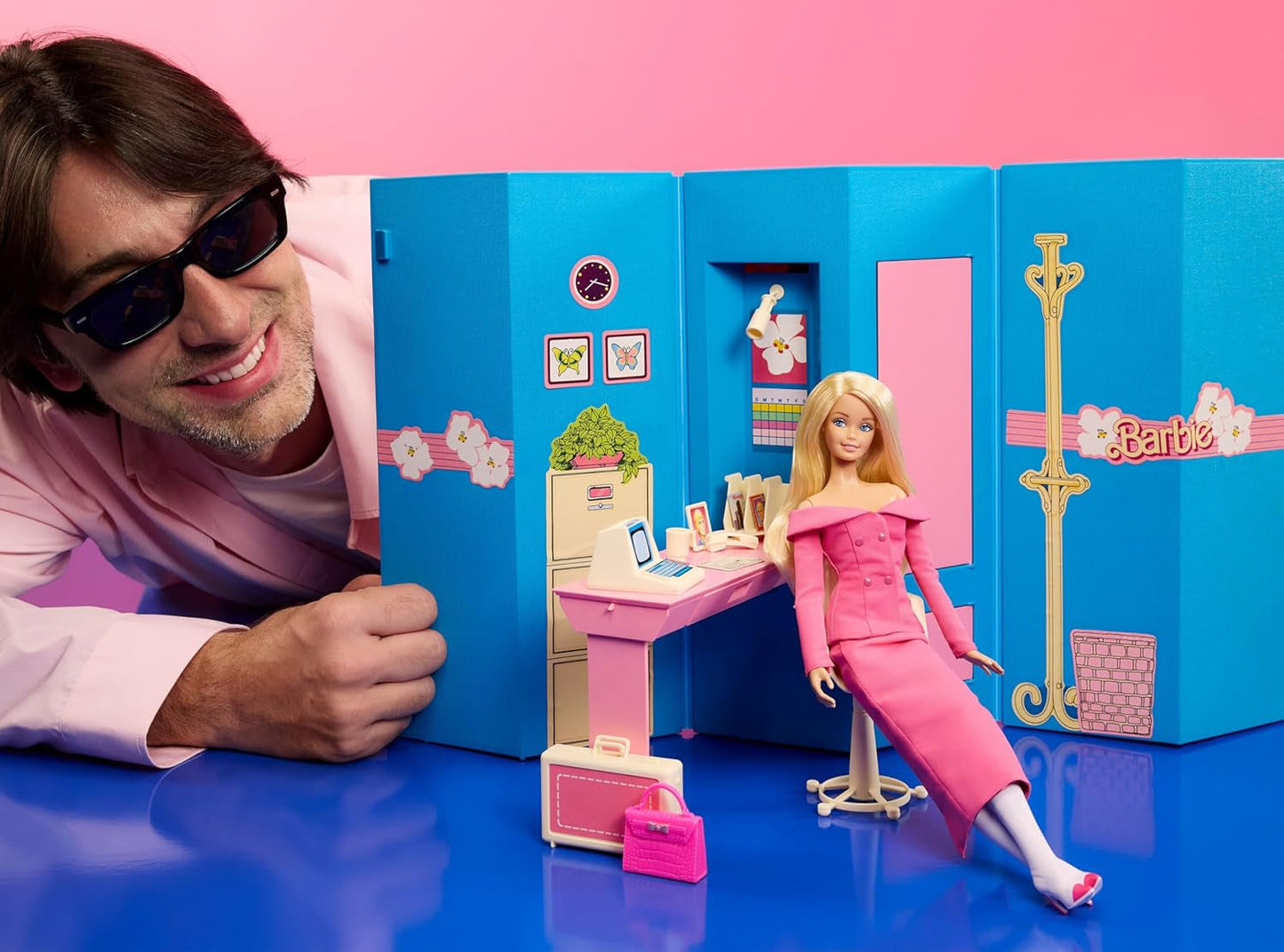 Barbie Signature gestylt av Andrew Mukamal Modepuppe, Sammlerstück mit 3 Looks für Day and Abend sowie Accessories, inclusie mit Ständer, JBH81