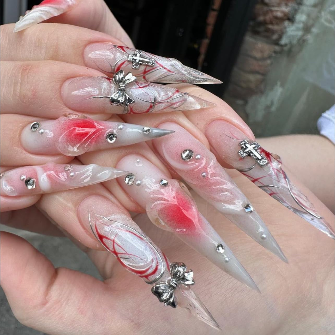 Mouyouglow Långa naglar Stiletto Milky White Gradient Rosa Glitter Coola falska naglar med lim Rosa Ombre Glitter konstgjorda naglar