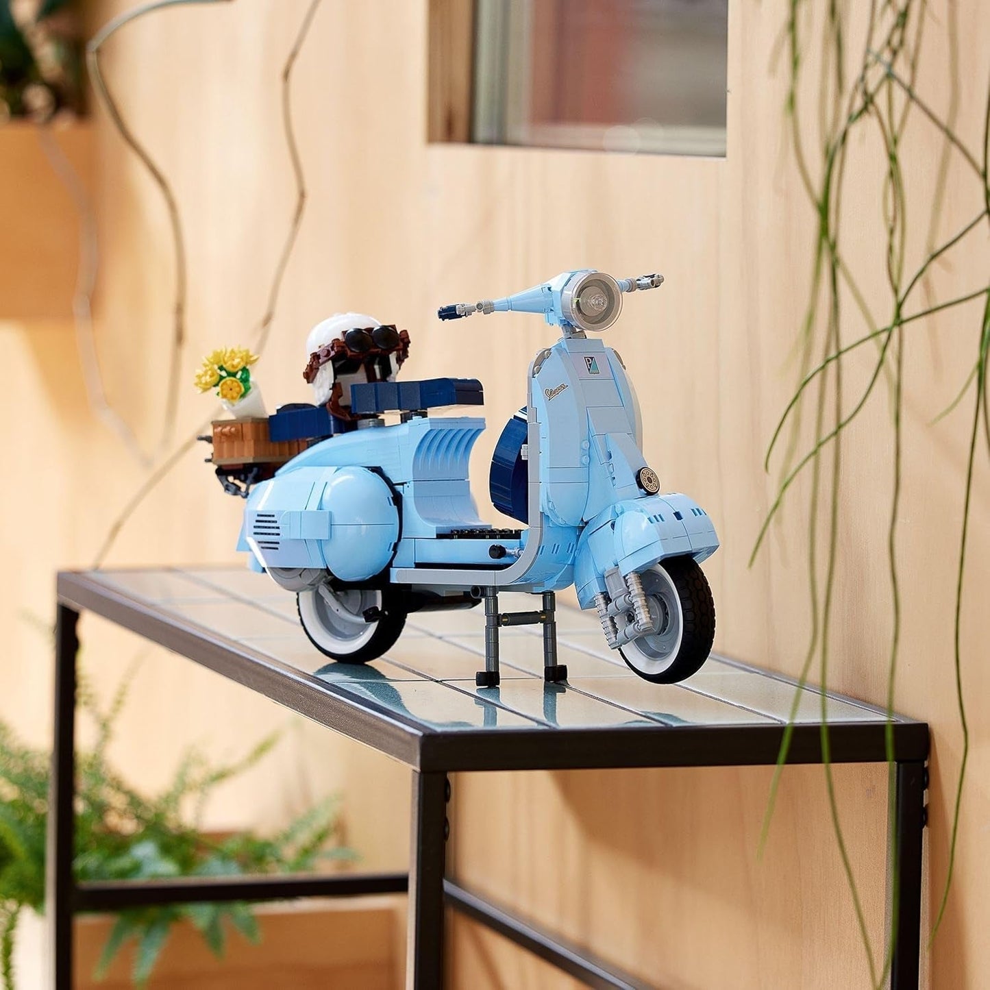 LEGO Icons Vespa 125, byggbar motorcykelmodell, vintage italiensk skoter, modellsats för vuxna, displayplagg som rumsdekoration, presenter för kvinnor och män 10298 Byggsatser Besuche den LEGO-Store