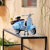LEGO Icons Vespa 125, byggbar motorcykelmodell, vintage italiensk skoter, modellsats för vuxna, displayplagg som rumsdekoration, presenter för kvinnor och män 10298 Byggsatser Besuche den LEGO-Store