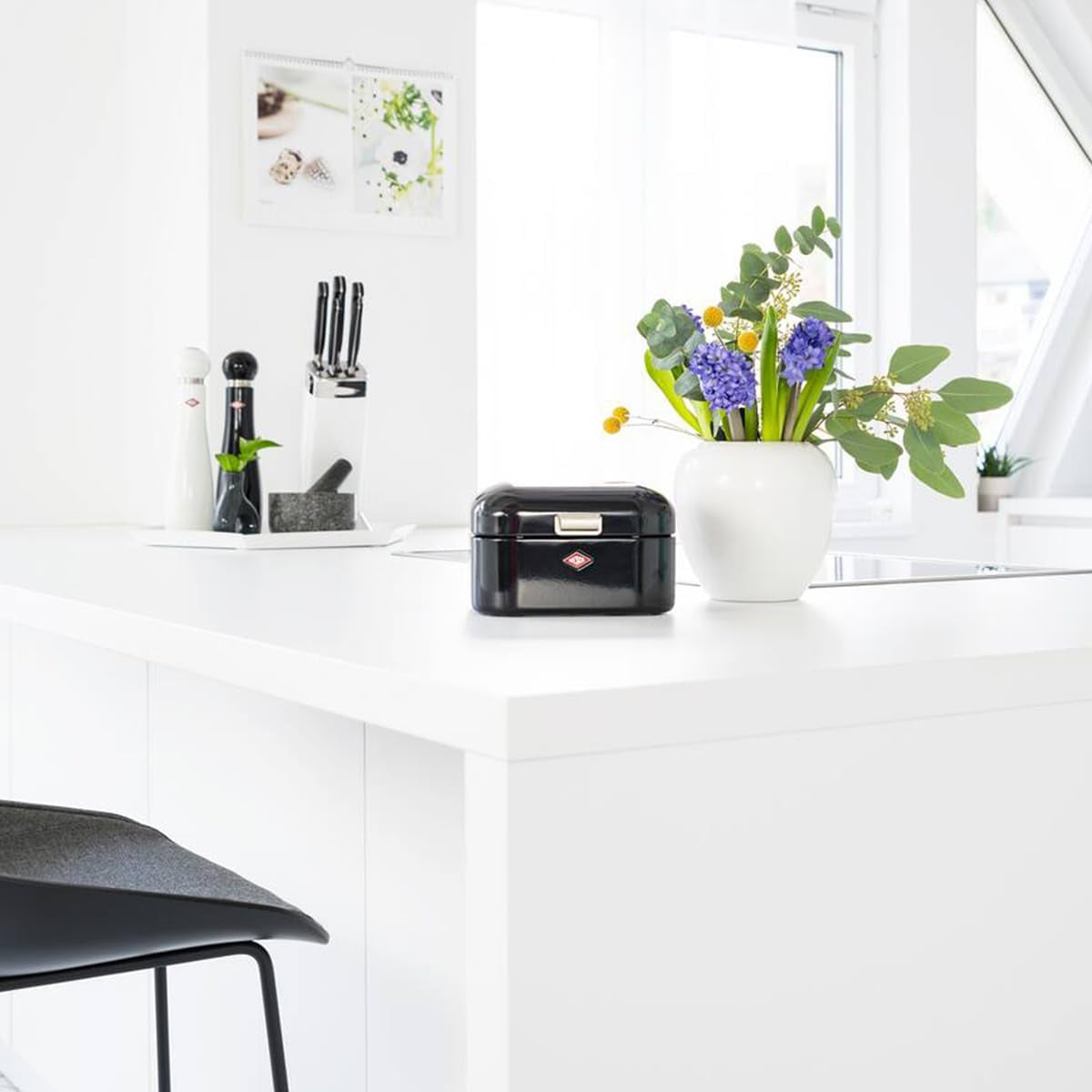Wesco Mini Grandy brödbehållare i rosa, pulverlackerad stålplåt, ventilationshål och robusta handtag Matförvaringslådor Naty Shop