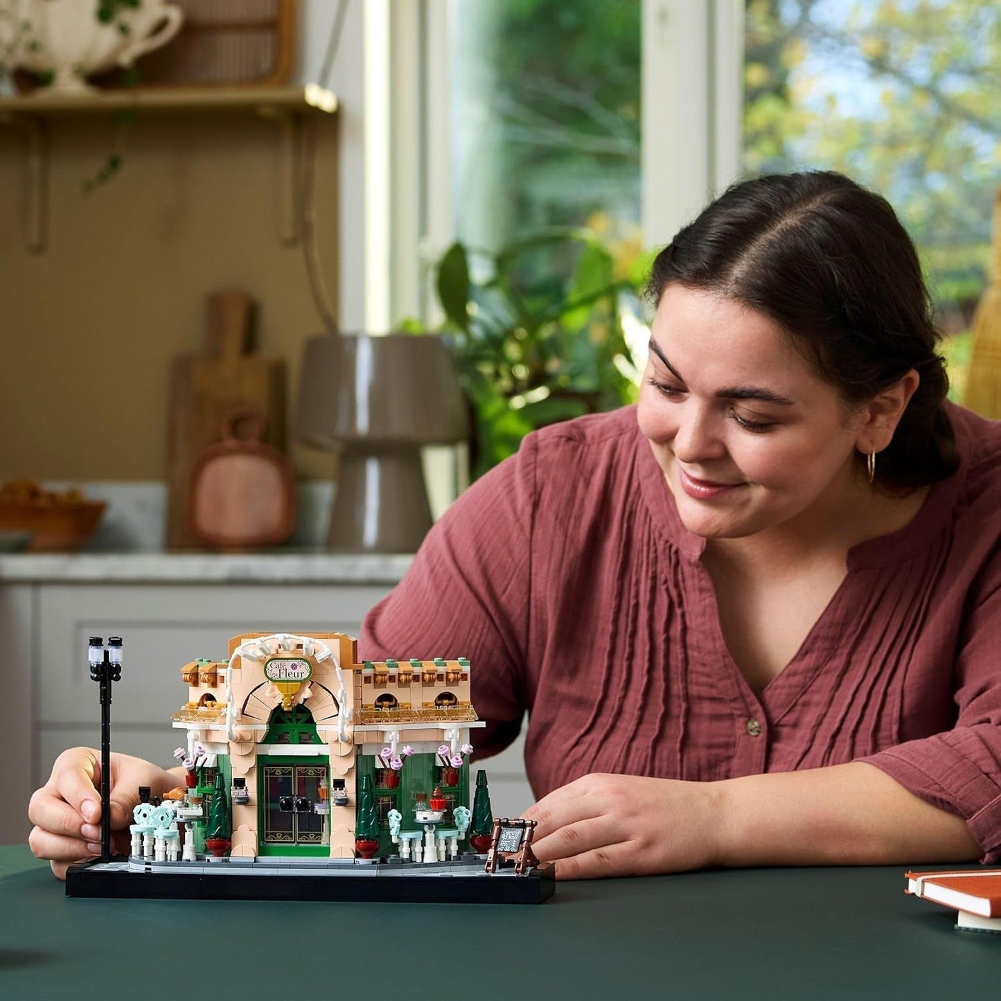 LEGO Icons French Café - Dekorationer för vardagsrum eller kontor - Byggset för vuxna inklusive pittoresk fasad, hängande blomkruka och stolar - Present för män och kvinnor 10362 Byggset Besuche den LEGO-Store