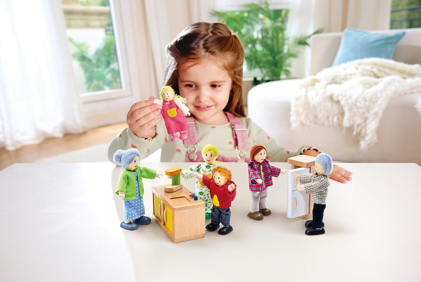 Hape Doll Family Prisbelönt dockskåpsset, unika trädockortillbehör, fantasifull lek, 6 dockfamiljemedlemmar från 3 år och uppåt