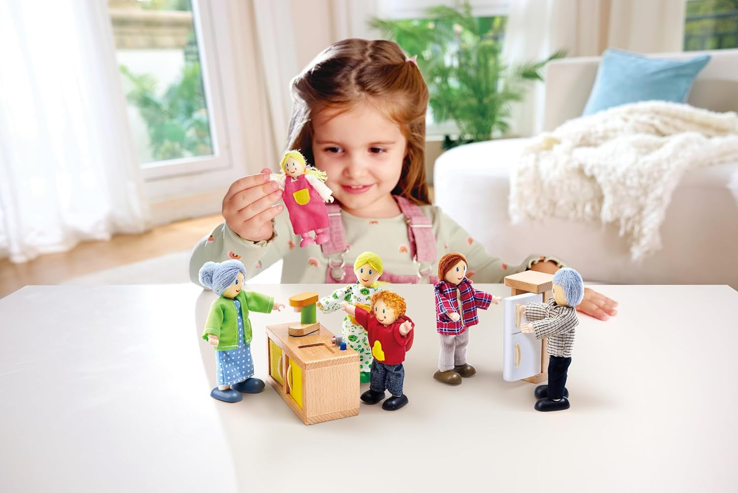 Hape Doll Family Prisbelönt dockskåpsset, unika trädockortillbehör, fantasifull lek, 6 dockfamiljemedlemmar från 3 år och uppåt