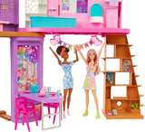 Barbie Holiday House (116 x 77,9 cm), 6-sits lekstuga, fullt möblerad med tillbehör, möbler och hiss, hopfällbar och förvaring, docka, present för barn från 3 år och uppåt, HCD50