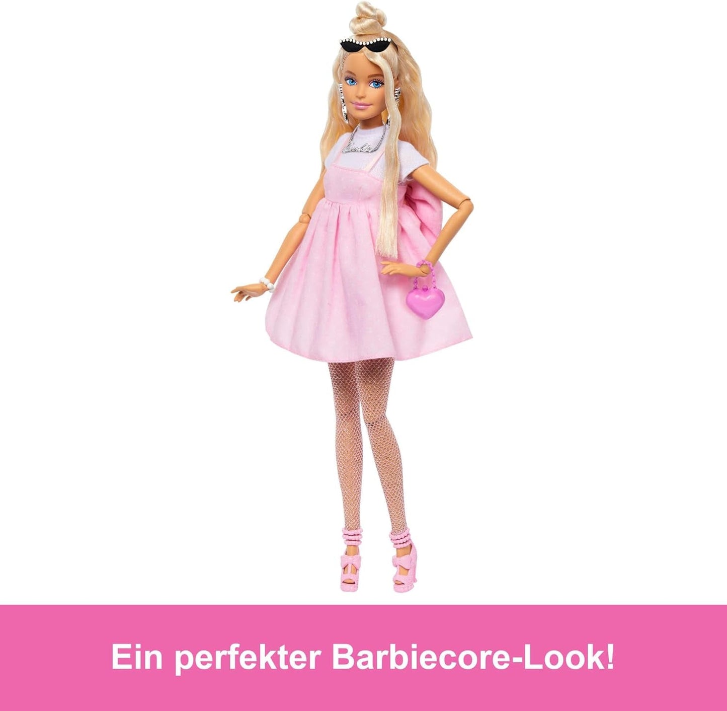 Barbie Deluxe Style docka nr. 3 med Barbiecore-outfit, blont hår i en hög knull, pastellrosa klänning med överdimensionerad rosett och accessoarer som nätstrumpbyxor, HYV27