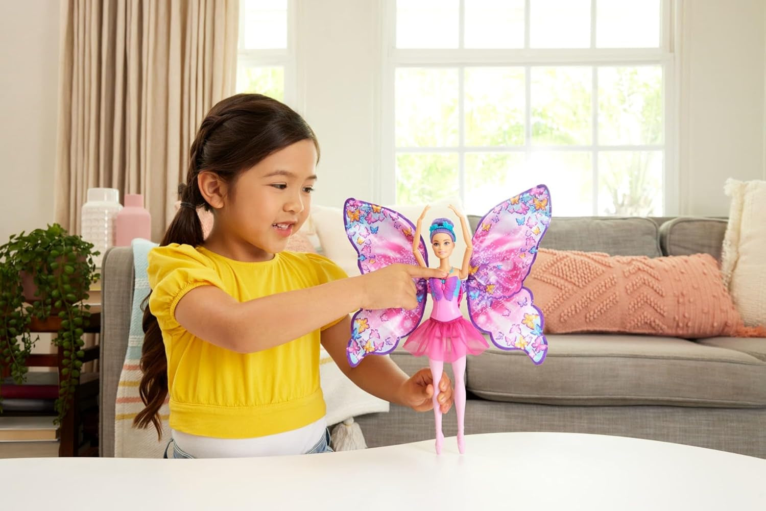 Barbie Dance And Flutter 2-i-1 dansare-till-fjäril transformationsdocka med öppningsbara vingar, lila hår, hårsmycken och avtagbar tutu, HXJ10 Naty Shop Dolls