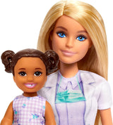 Barbie-tandläkardocka, modedocka med blont hår, blå klänning och labbrock, 1 barndocka, examenstillbehör och diverse tillbehör, JCR74