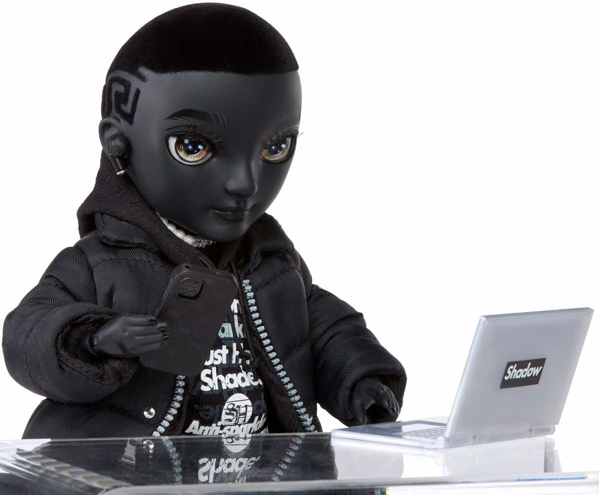 Rainbow High Shadow High - REXX McQueen - Moderiktig svart docka med moderiktig outfit och över 10 färgglada lektillbehör - Idealisk för samlare och barn i åldrarna 4-12 år