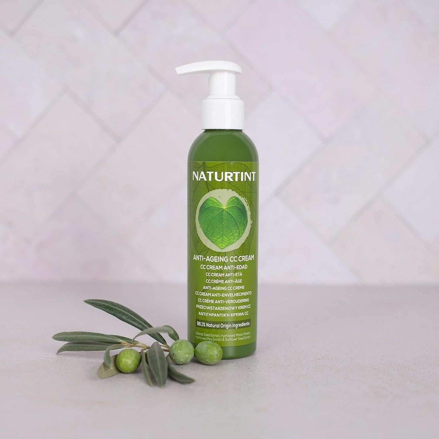 Natural Tint CC Cream. Ingen sköljmask. För torrt och skadat hår. Reparerar och återfuktar. 96% naturliga ingredienser. 200 ml Naty Shop hårmask