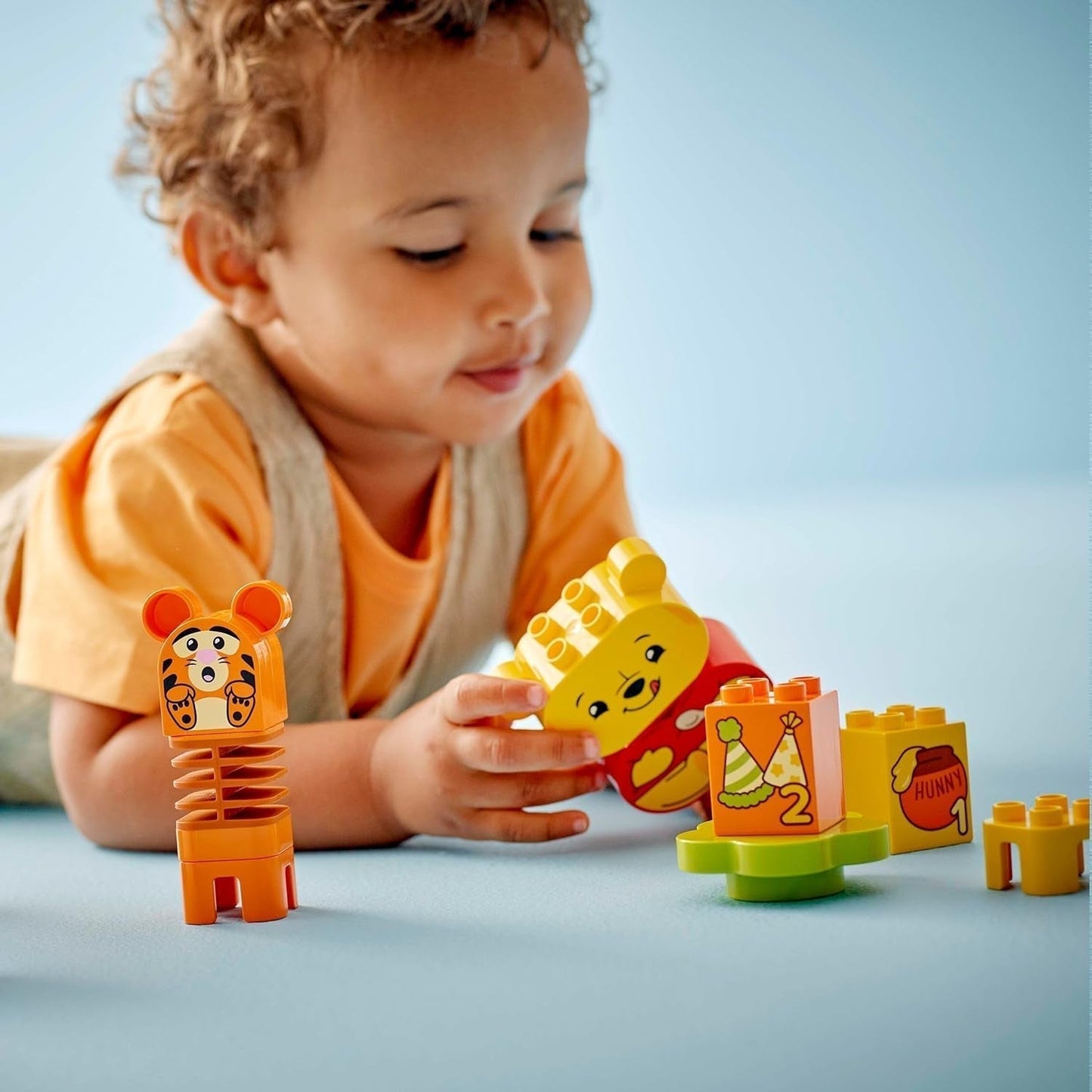LEGO DUPLO - Disney Nalle Puhs födelsedagsfest - pedagogisk leksak för förskolebarn - set med 3 minifigurer inklusive Nalle Puh, Tiggen och Nasse - presentidé för pojkar och flickor från 1,5 år 10457 Beuche byggset i LEGO-Store