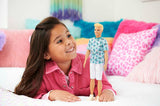 Barbie Ken Fashionistas Doll - T-shirt med kaktus och palmtryck, vita shorts och sneakers, perfekt för äventyr med vänner och promenader runt staden, för barn från 3 år och uppåt, HJT10 Naty Shop Dolls