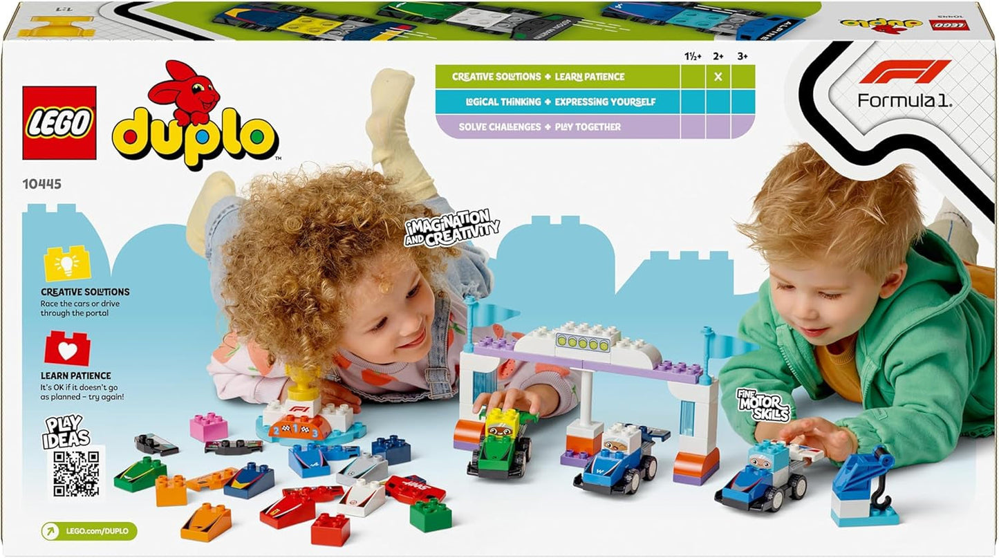 LEGO DUPLO Town F1 Team Racerbilar Med Racers, byggleksak för hela familjen, fantasifull lekupplevelse, födelsedagspresent för småbarn, pojkar och flickor från 2 år 10445 Byggset Besuche den LEGO-Store