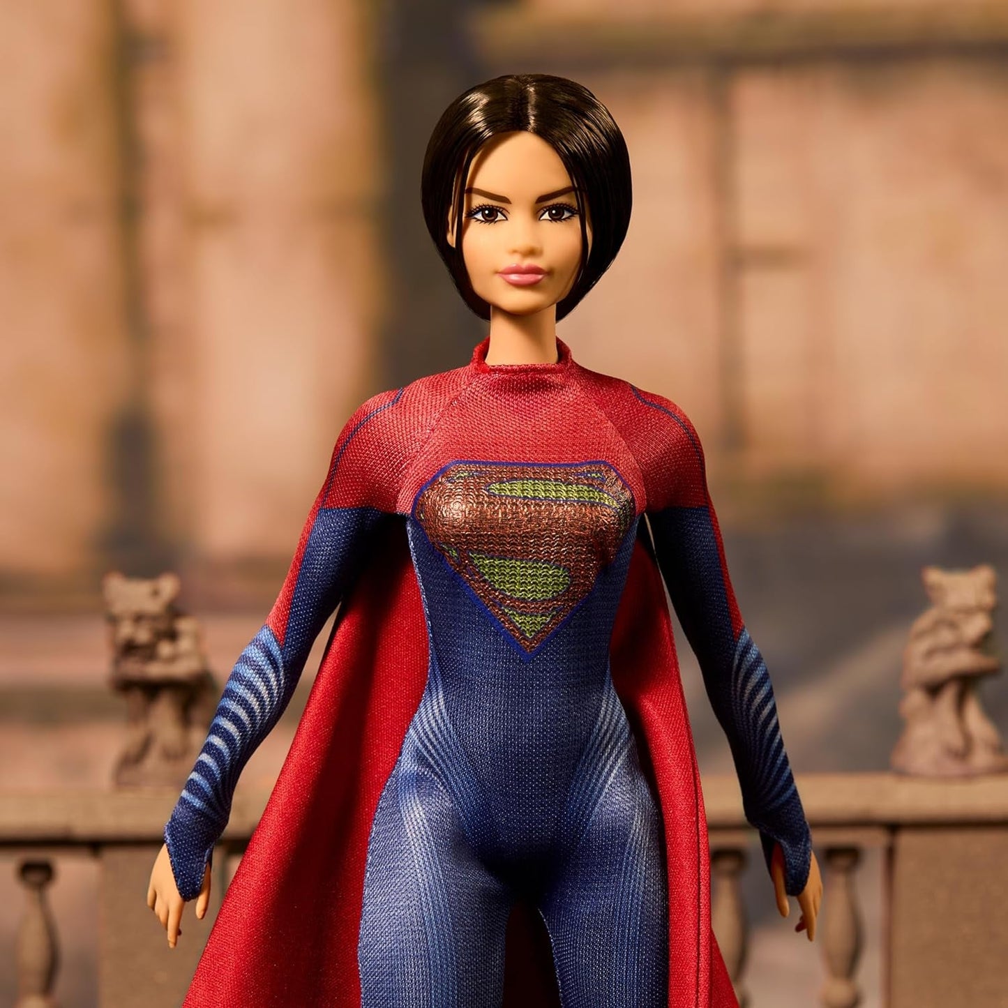 Barbie Supergirl Puppe, Sammlerpuppe från dem Flash Movie Wearing Red and Blue Anzug mit Umhang, Puppenständer enthalten