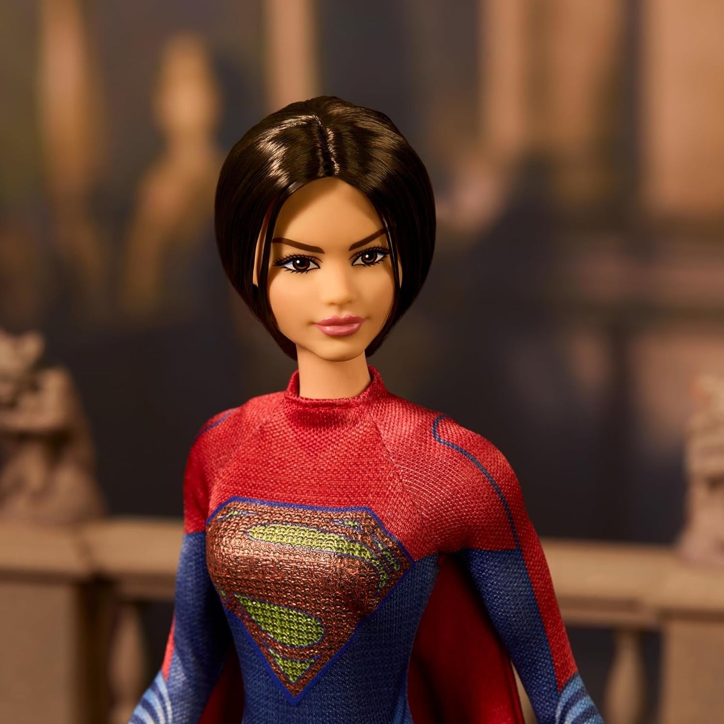 Barbie Supergirl Puppe, Sammlerpuppe från dem Flash Movie Wearing Red and Blue Anzug mit Umhang, Puppenständer enthalten