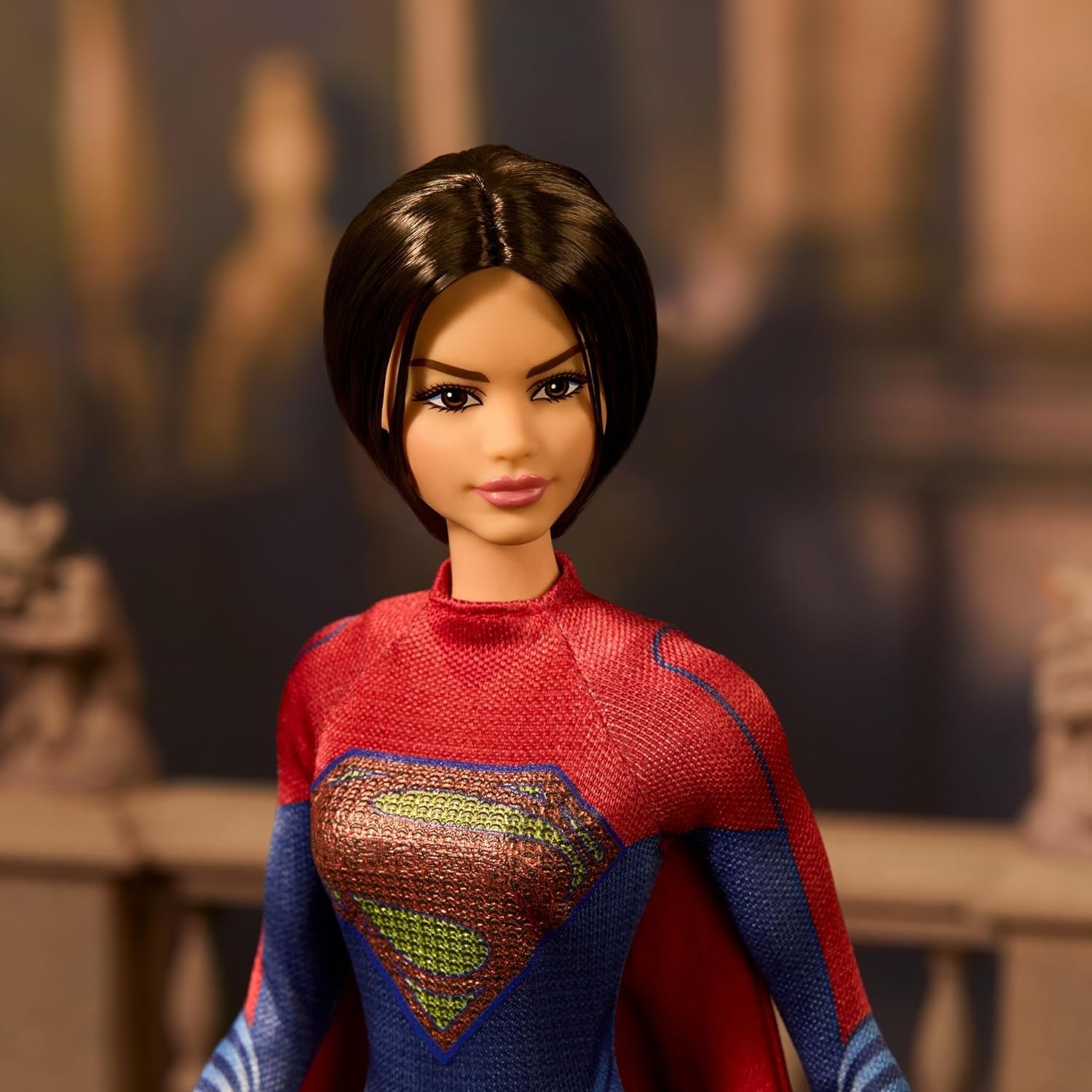 Barbie Supergirl Puppe, Sammlerpuppe från dem Flash Movie Wearing Red and Blue Anzug mit Umhang, Puppenständer enthalten