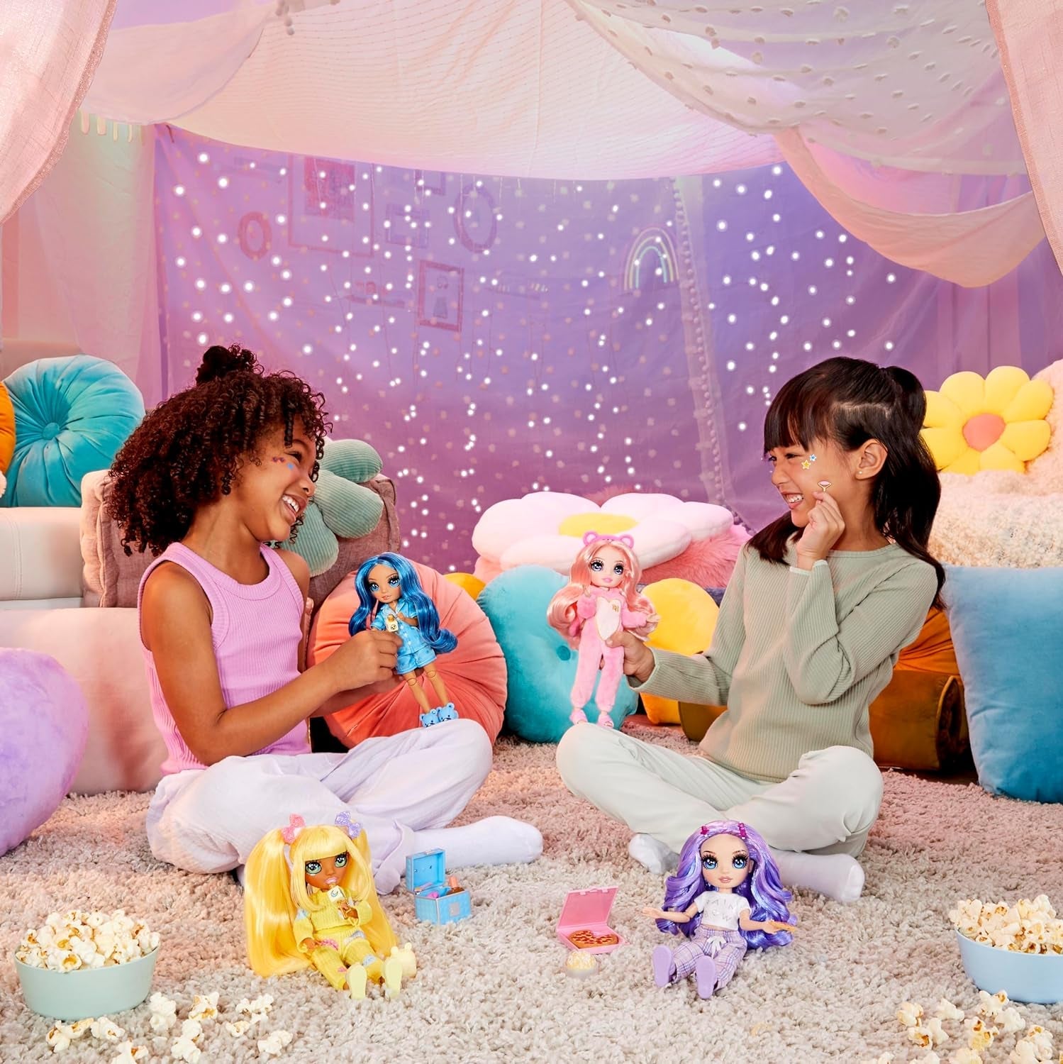 Rainbow High Junior High PJ Party Doll - Violett - 22 cm med mjuk jumpsuit, tofflor och lektillbehör - Barnleksak - Perfekt för 4-12 år