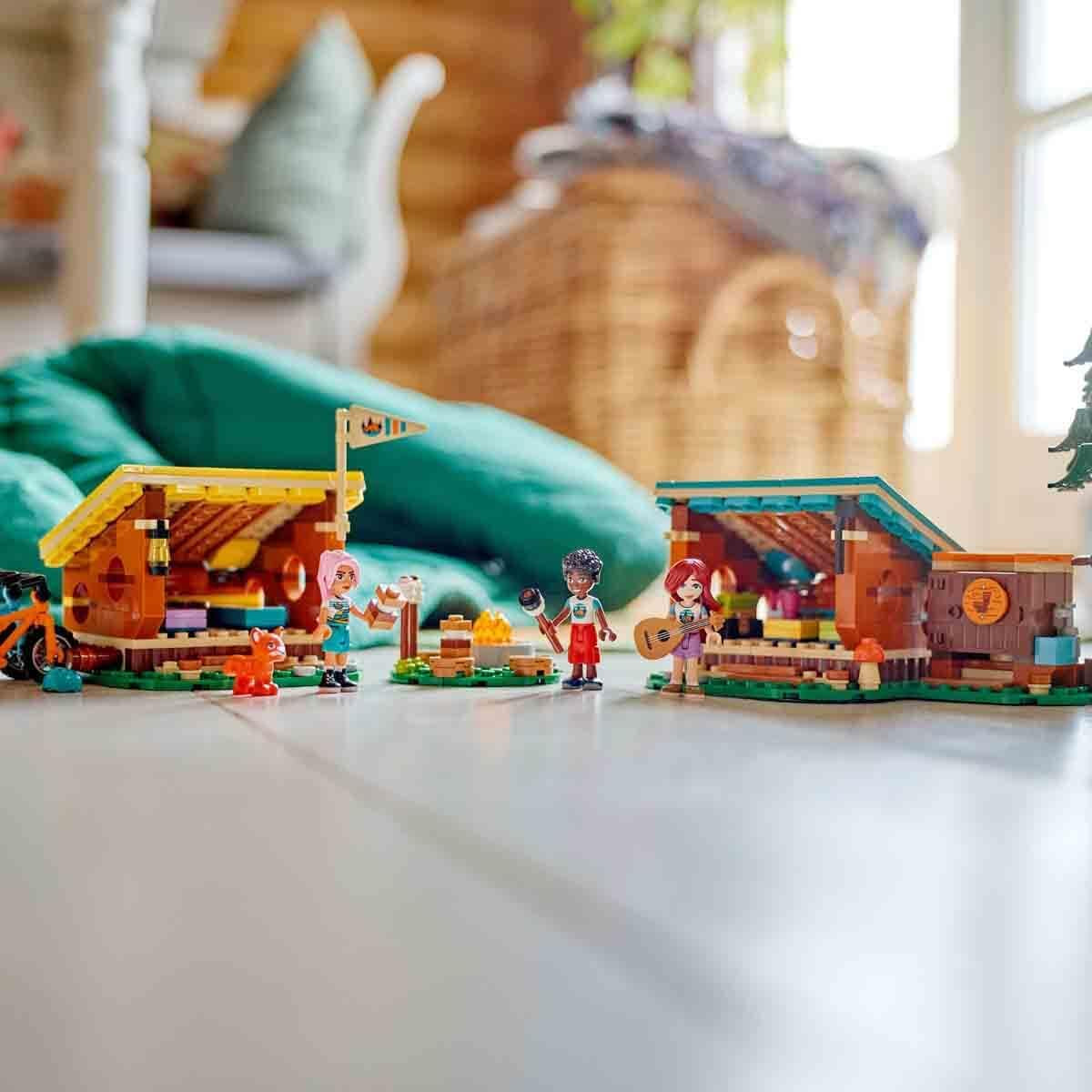 LEGO Friends mysiga hyddor på äventyrsläger, rollspel utomhus, barnleksak för flickor och pojkar från 7 år med 3 figurer och räv, campingleksak 42624 Byggset Besuche den LEGO-Store