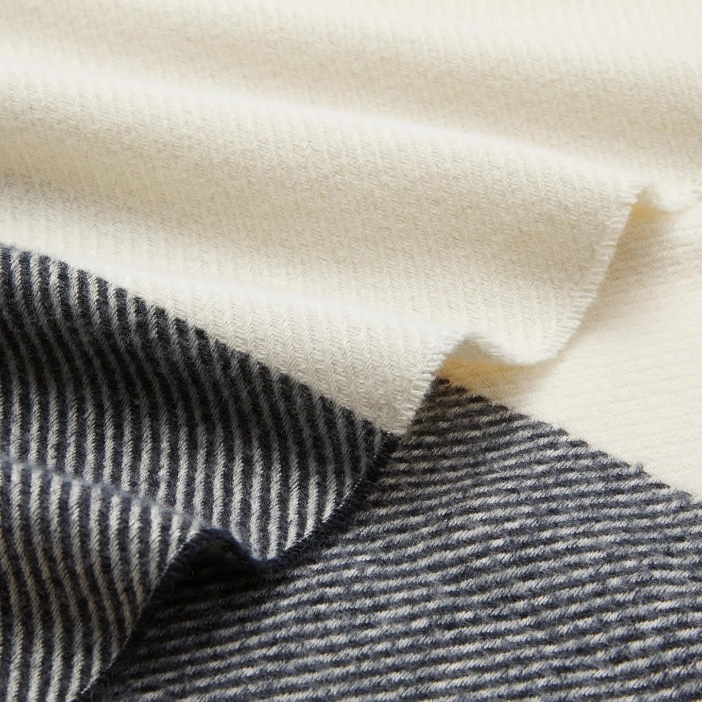 Amazon Basics Sängfilt, lätt, återvunnen polyester, Rumsinredning Mysig filt, 127 X 152 Cm, elfenbensvit med blått mönster Ruta sängar och filtar Besuche den Amazon Basics-Store